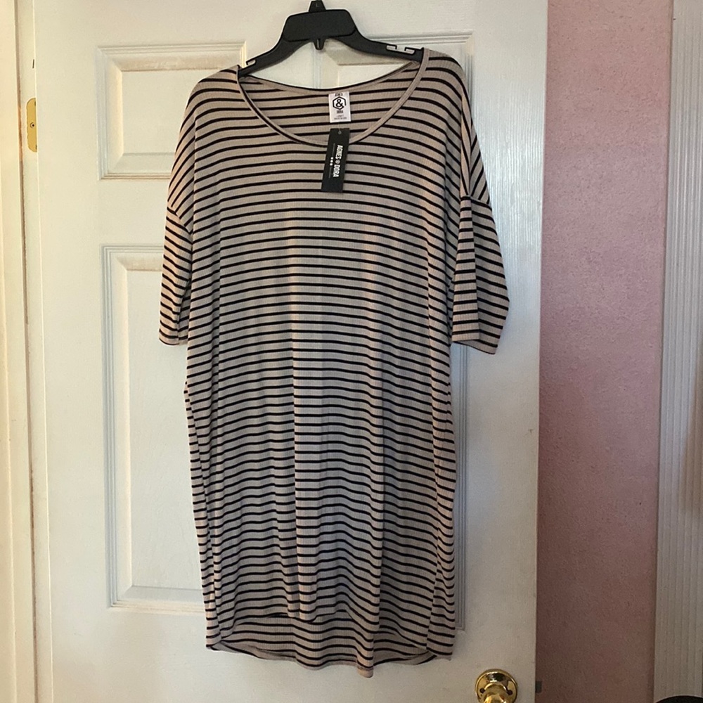 Hi-Lo Black and tan striped tunic top - BRAND NEW / NEVER WORN